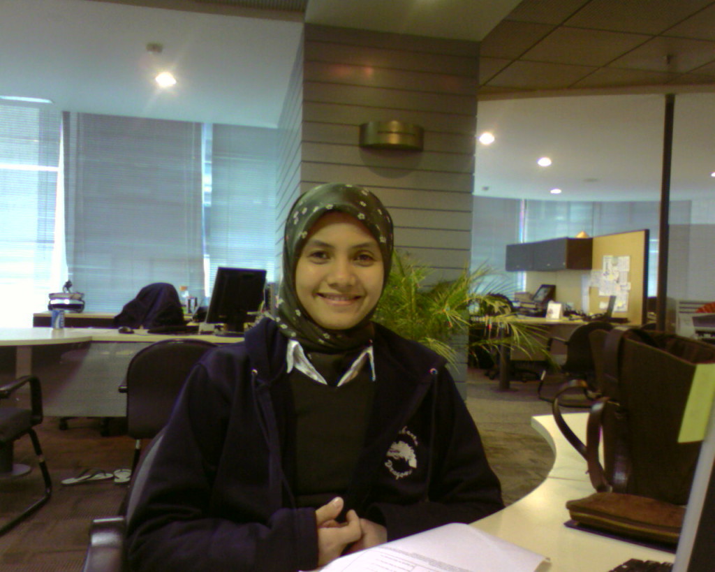 Narsis di kantor, masih gadis nih :D