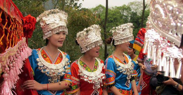 Chinese girls, Zhuang Singing Festival Contest (gambar : guilinliriver.com) 