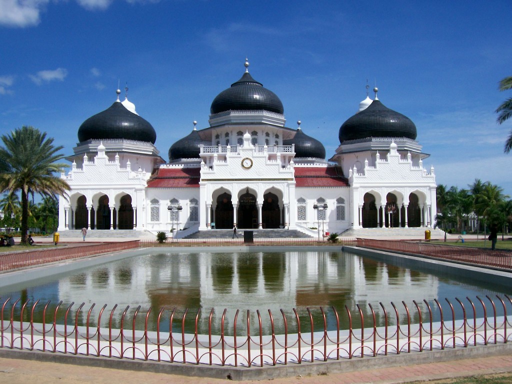 Masjid Baiturrahman, Aceh (gambar : id.wikipedia.org) 