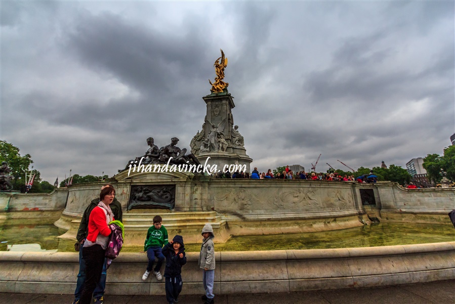 Victoria Monument Buckingham Palace 