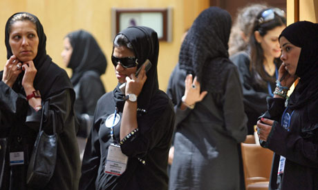 Women in Saudi (gambar : theguardian.com)