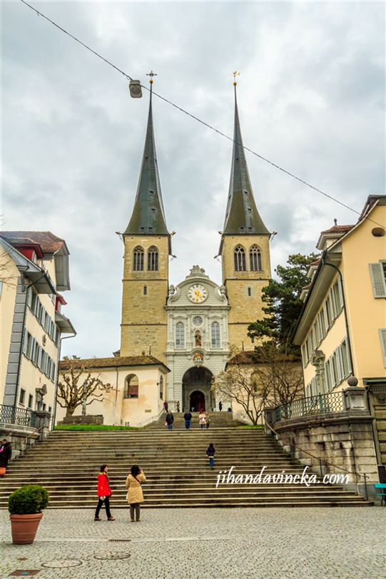 Jalan-jalan ke City Center Luzern Katedral Hofkirche 