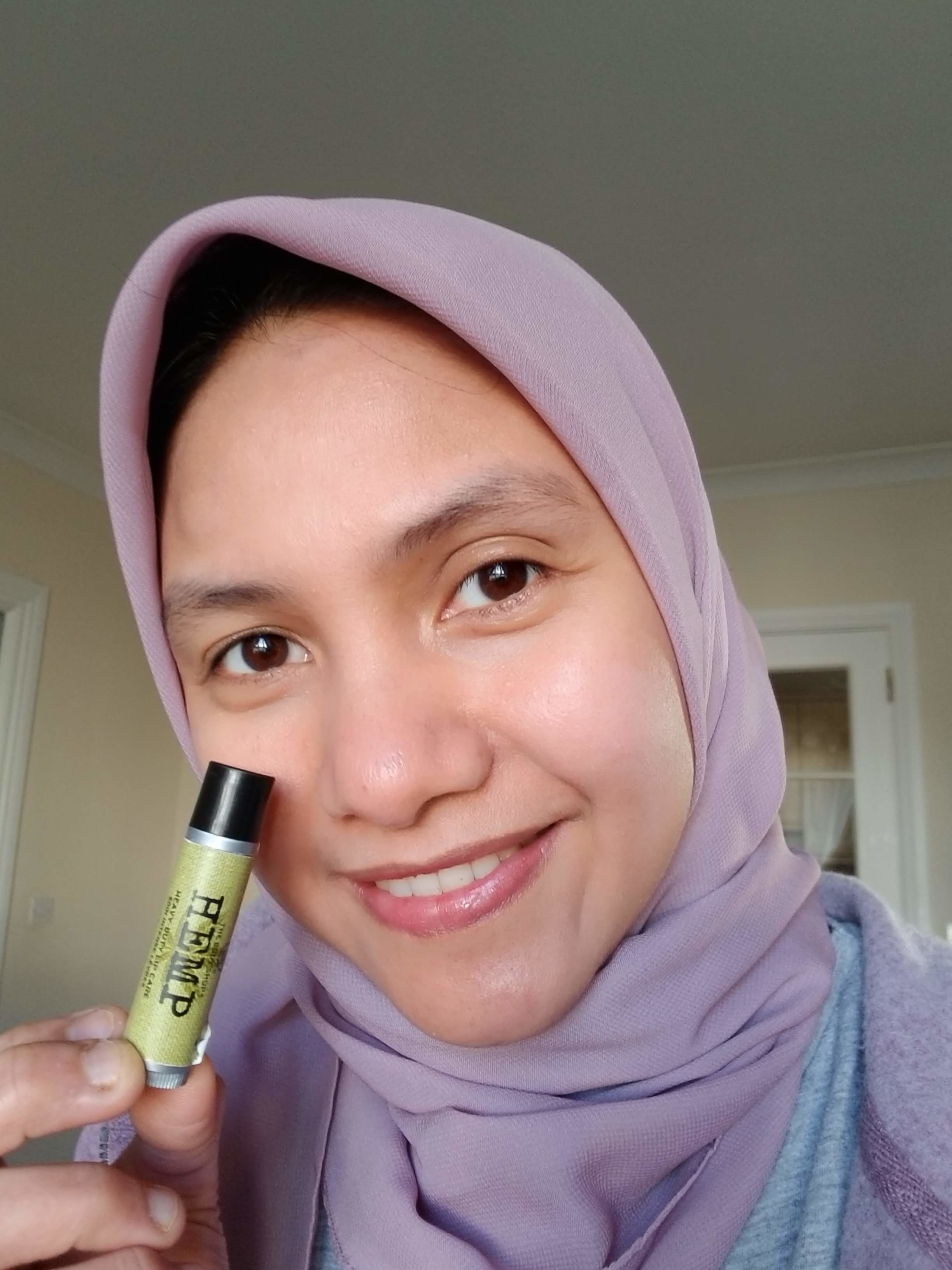 Cara Mengatasi Bibir Kering dengan Lip Balm HEMP The Body Shop - Jihan